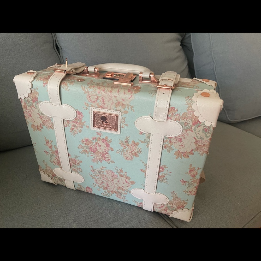 Vintage cottage core trunk suitcase w strap